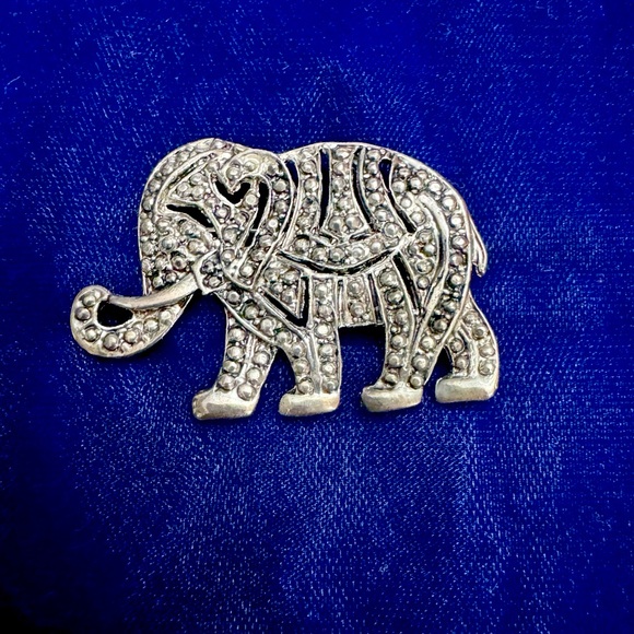 Vintage Jewelry - Vintage Silver Tone Elephant Brooch